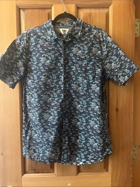 VISSLA Men’s Floral button down short sleeved shirt.